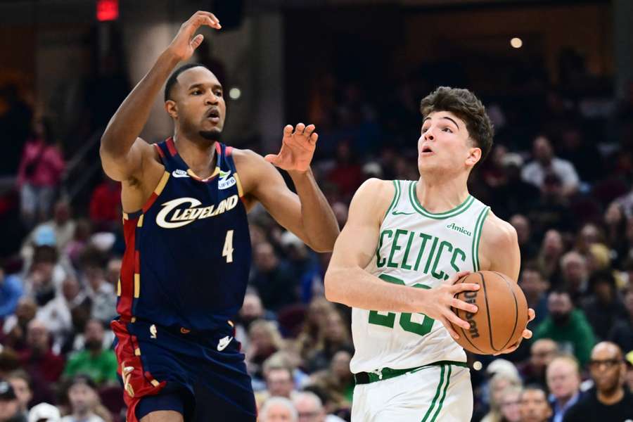 Hugo González intenta atacar el aro de los Cavaliers ante Mobley Hugo González intenta atacar el aro de los Cavaliers ante Mobley
