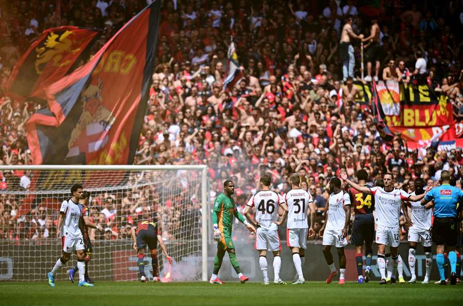 Fumogeno in campo durante Genoa-Milan