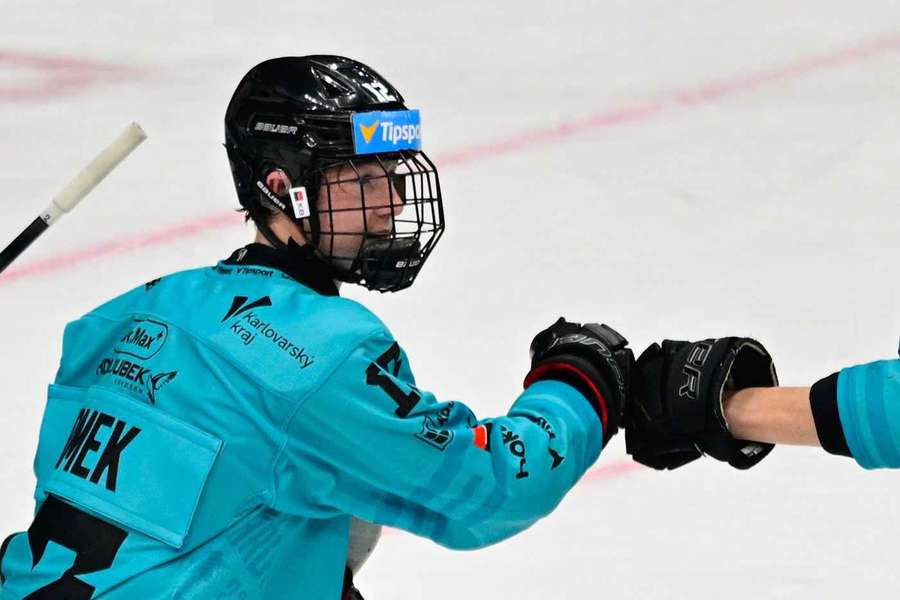 Petr Tomek podpořil výhru Varů nad Třincem asistencí u druhého gólu. Petr Tomek podpořil výhru Varů nad Třincem asistencí u druhého gólu.