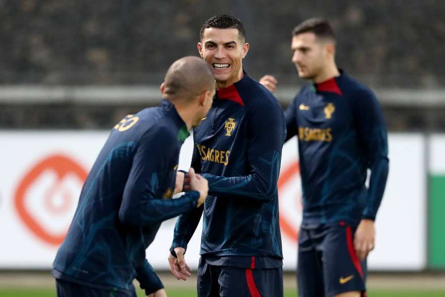 Cristiano Ronaldo está "sempre feliz" na seleção, diz João Mário