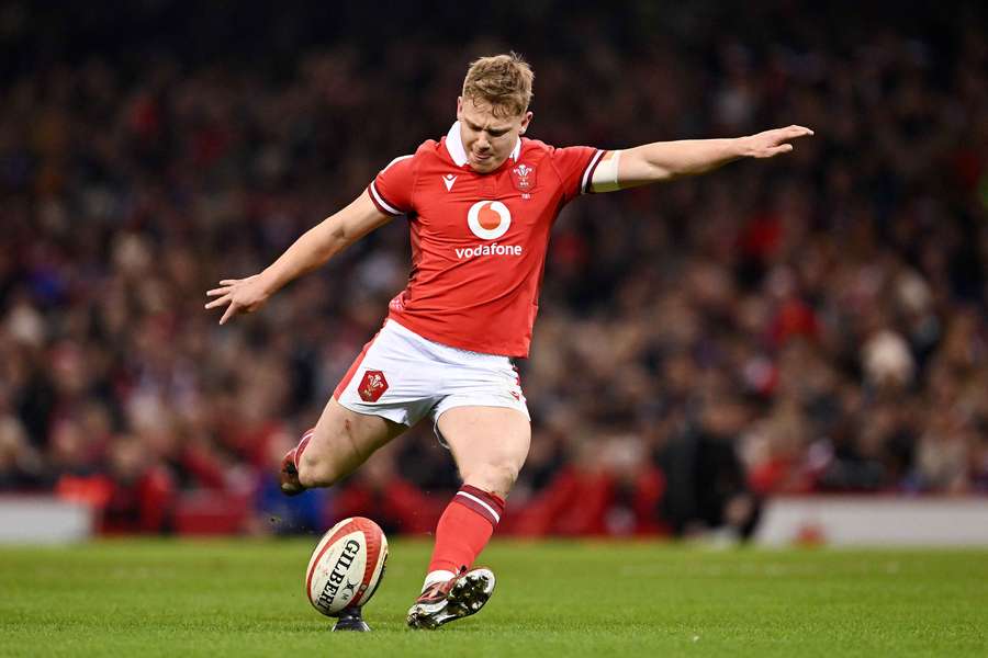 Wales fly-half Sam Costelow in action