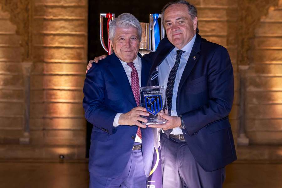 Enrique Cerezo (izquierda) y Jokin Aperribay (derecha), en tono cordial