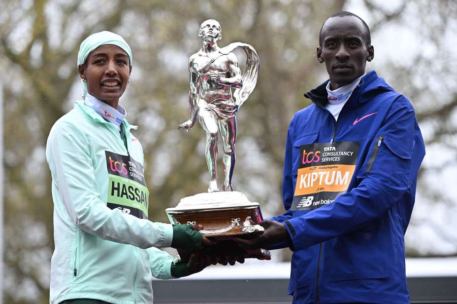 Hassan et Kiptum après leur victoire.