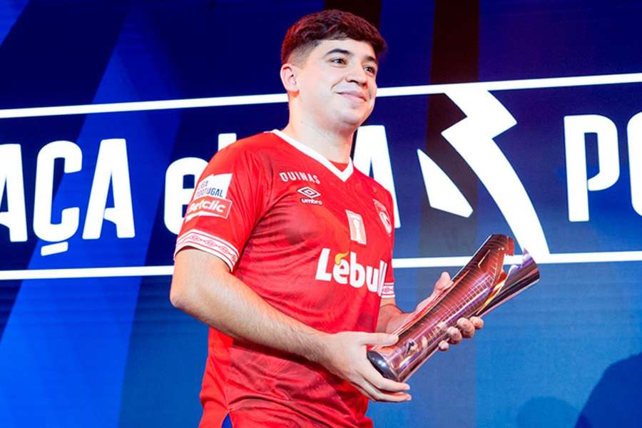 Santa Clara com o troféu da Taça eLiga Portugal