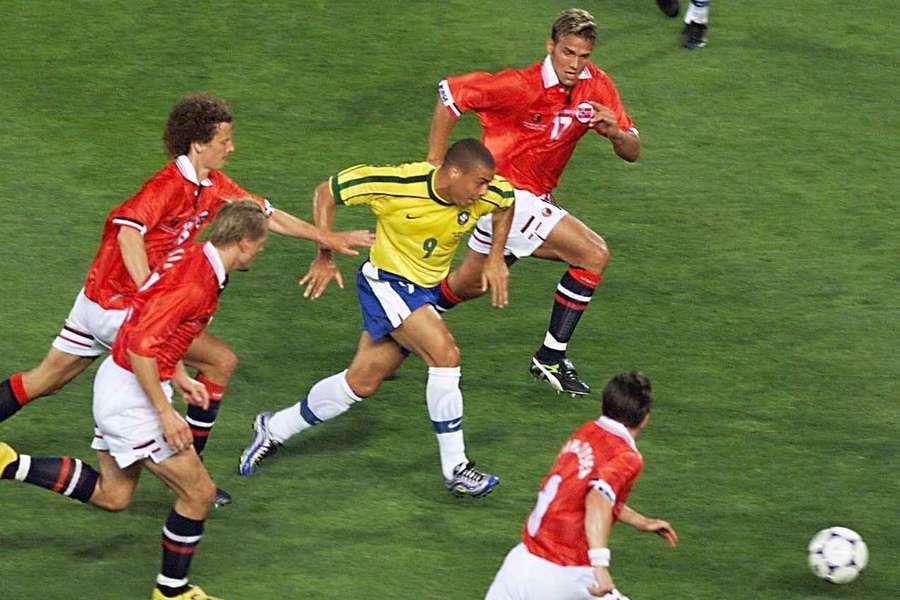 Flo (alto, à dir.) contra Ronaldo na Copa da França