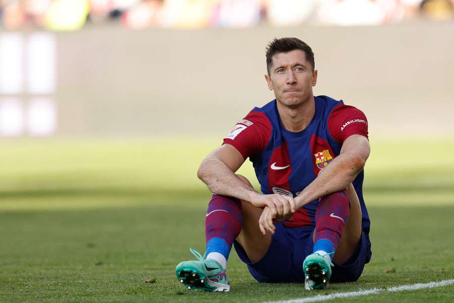 Robert Lewandowski looks on during Barcelona's draw against Rayo Vallecano