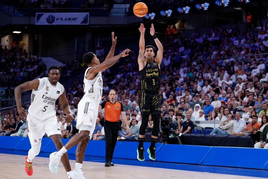 Jaime Fernández lanza un triple