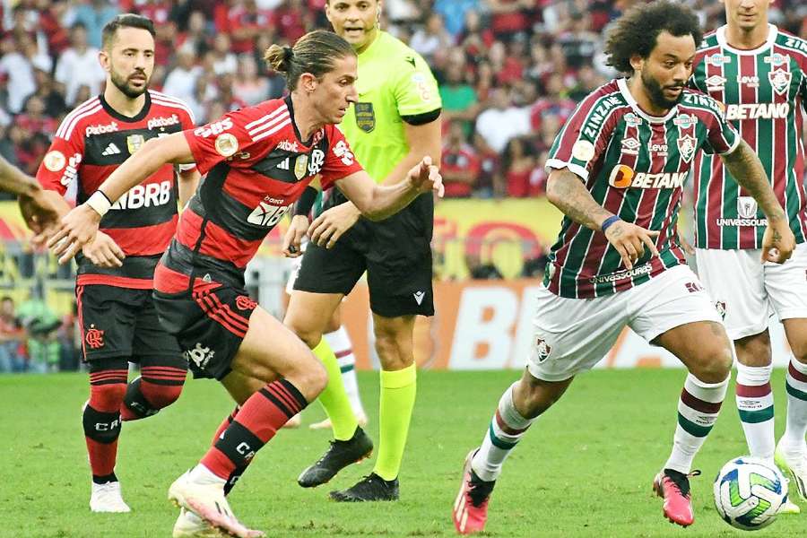 Filipe Luís durante disputa pela bola com Marcelo no clássico