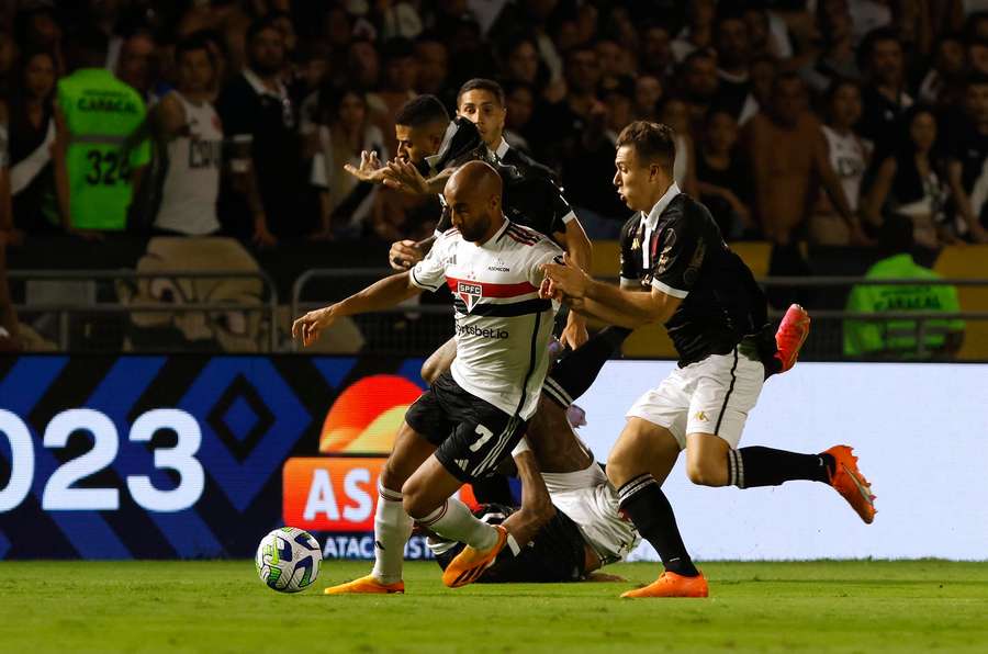 Lucas atuou durante os 90 minutos contra o Vasco