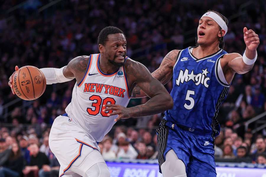 New York Knicks forward Julius Randle in duel met Orlando Magic forward Paolo Banchero