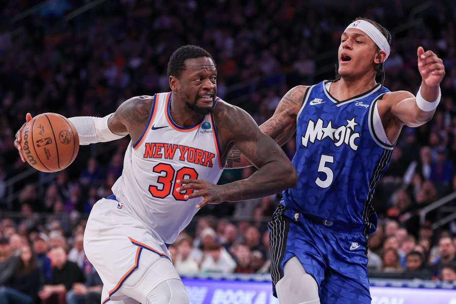 New York Knicks forward Julius Randle in duel met Orlando Magic forward Paolo Banchero