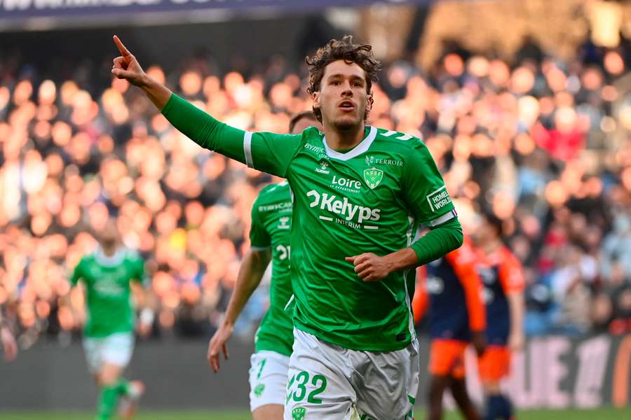 L’attaquant belge Lucas Stassin célèbre l’ouverture du score avec Saint-Étienne face à Montpellier, le 16 mars 2025.