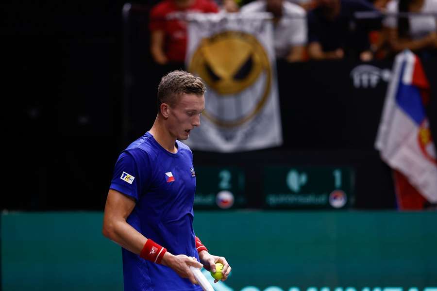 Jiří Lehečka vyhrál na nedávném Davis Cupu všechny tři své zápasy, jinak mu to však příliš nejde. 