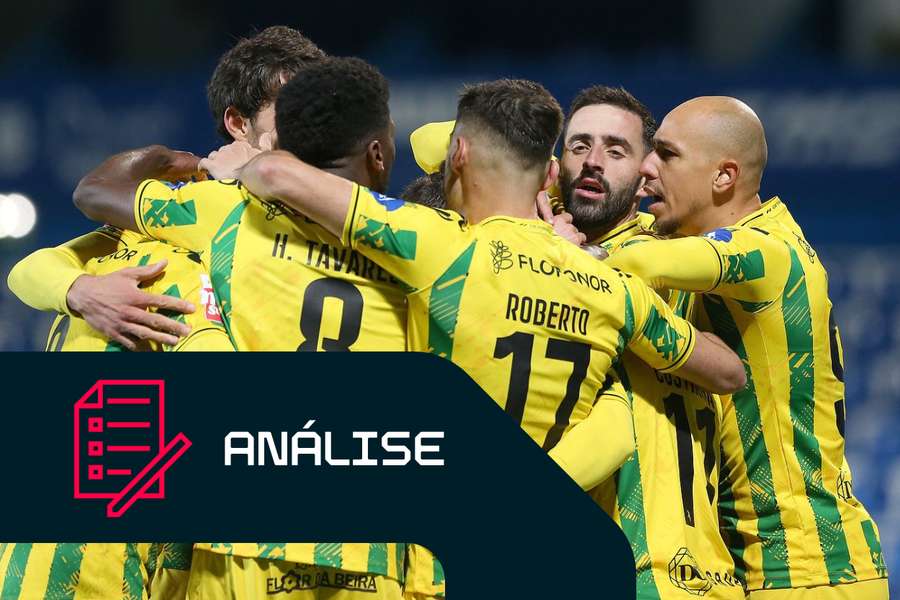 Jogadores do Tondela celebram golo de Costinha em Vizela
