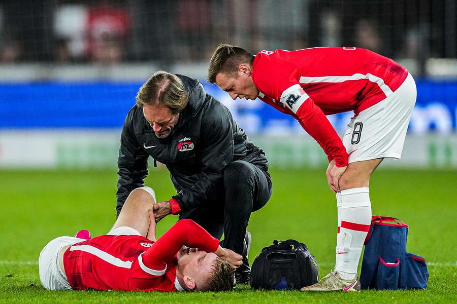 Maxim Dekker moest afgelopen weekend met een knieblessure naar de kant