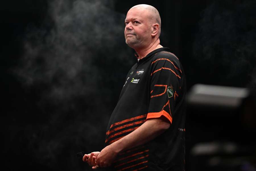 Raymond van Barneveld gaat geen tweede ronde spelen in Leicester