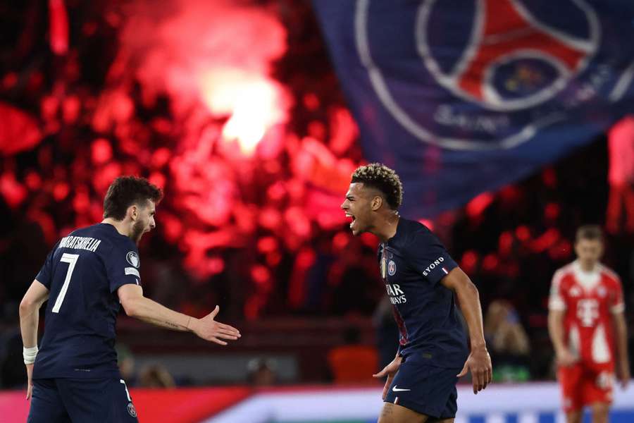 Chviča Kvaracchelija a Désiré Doué v zápase PSG vs. Bayern.