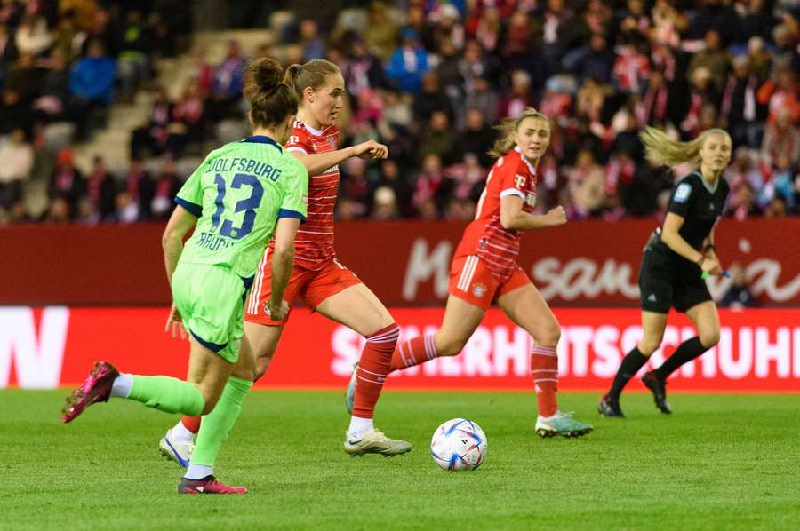 Bayern-Frauen stoßen Wolfsburg von der Tabellenspitze