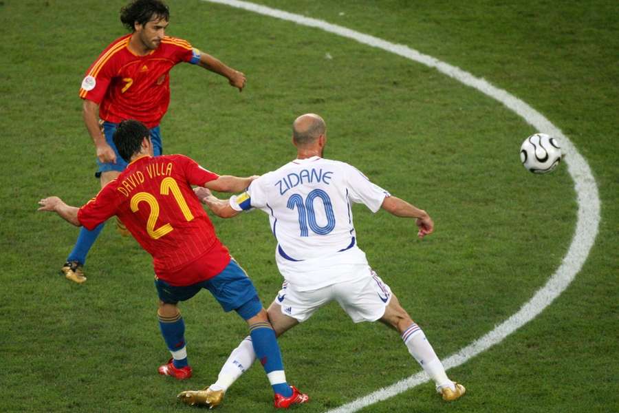 Raul, David Villa en Zidane strijden om de bal in 2006