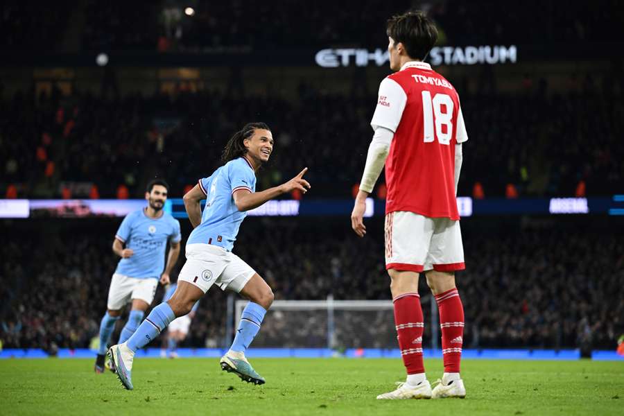Guardiola gana a Arteta, el City elimina de la FA Cup al Arsenal gracias al gol de Aké