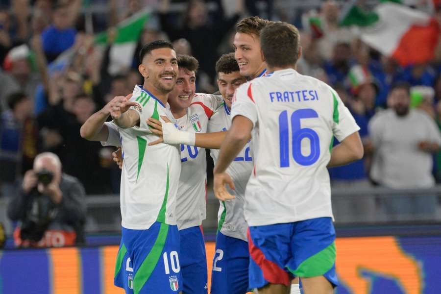 Jogadores italianos celebram com Retegui a vitória por 2-0 sobre a Bélgica