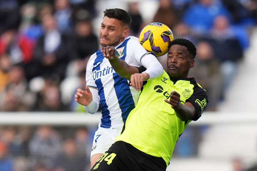William Carvalho disputa a bola