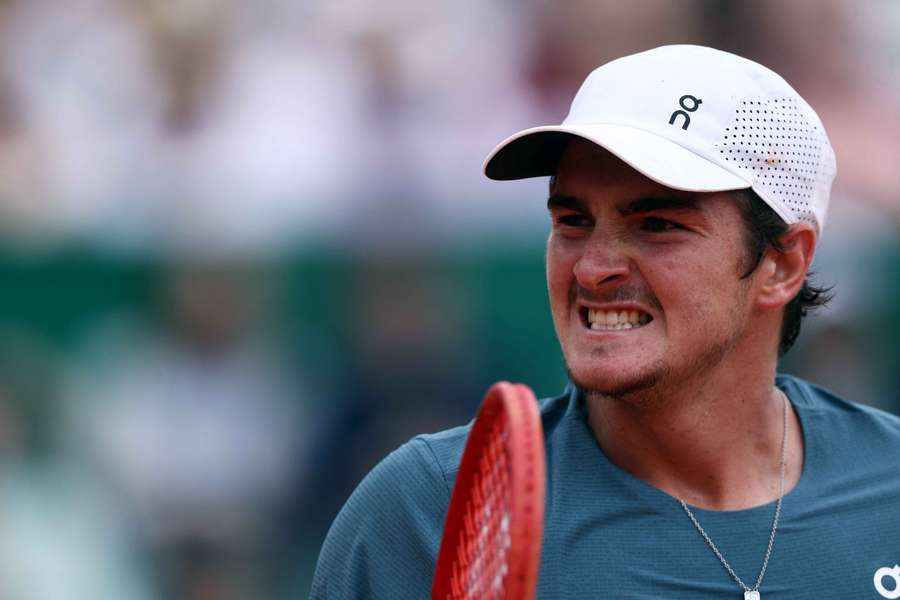 João está jogando o fino da bola