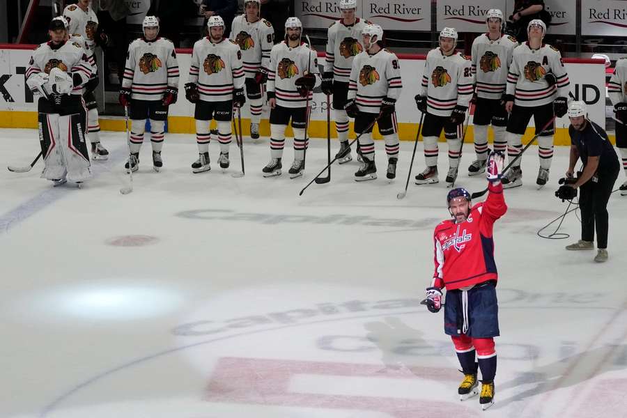 Chicago Blackhawks também aplaudiram Ovechkin pelo seu feito