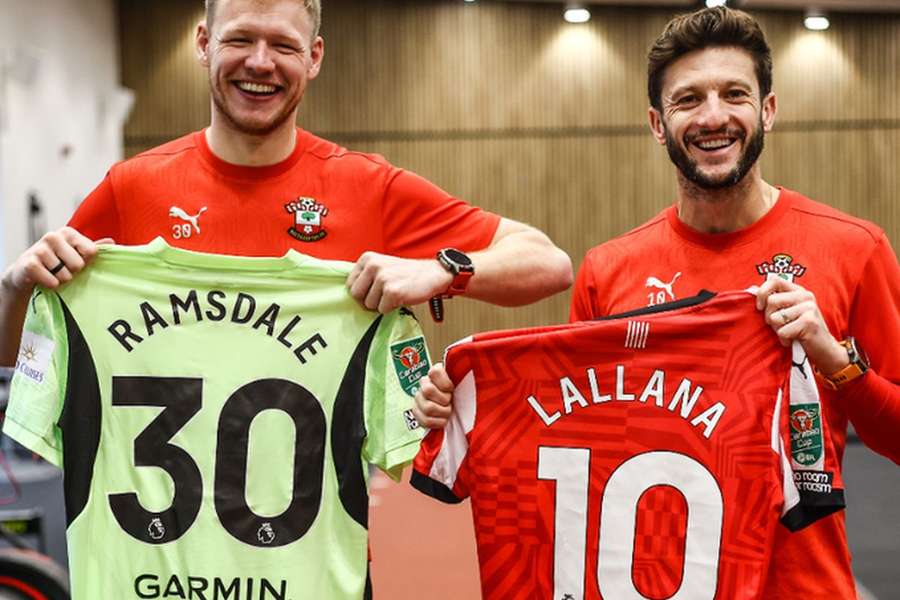 Ramsdale e Lallana com as novas camisolas