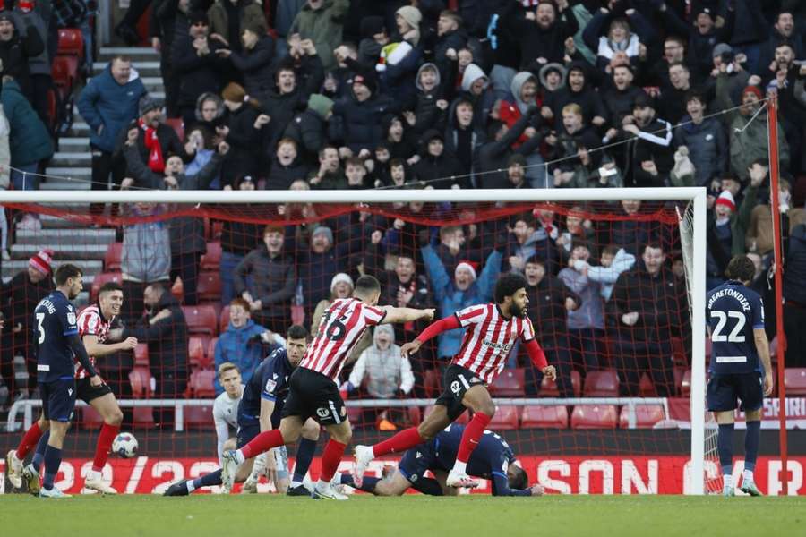 Late Simms goal fires Sunderland towards play-off spots