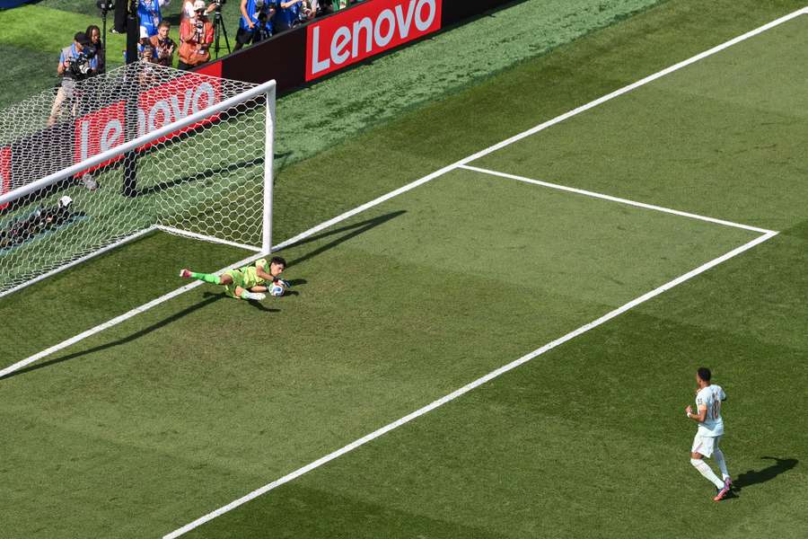 Bono defende a cobrança de Mbappé