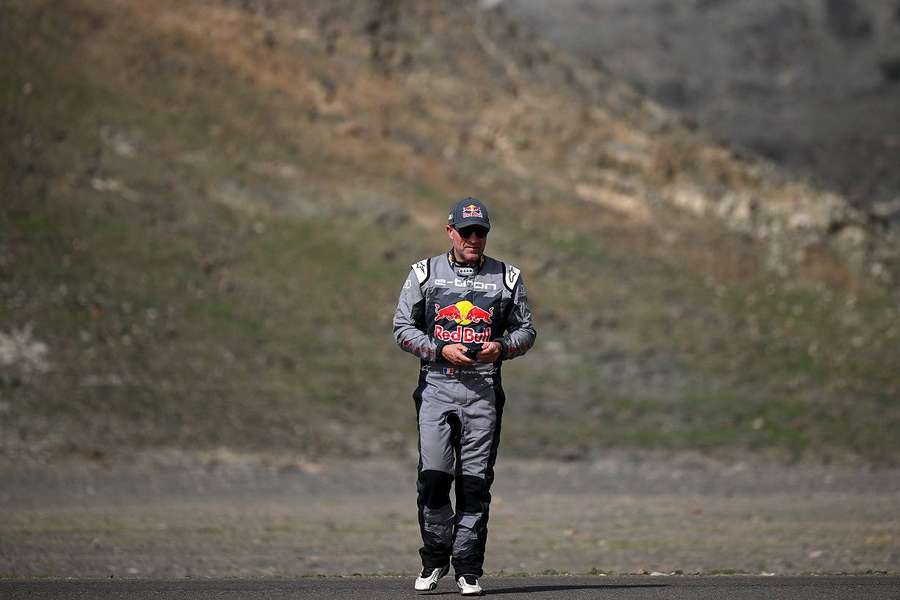 "On est un peu dans l'inconnu", reconnaît Peterhansel, avant le Paris-Dakar qui débute samedi. 