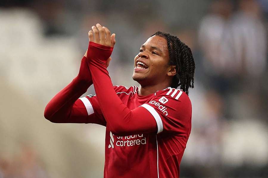 Rio Ngumoha podepsal první profesionální smlouvu s Liverpoolem.