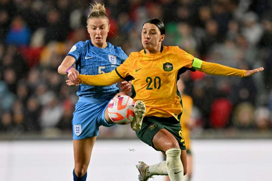 Australiens Star-Spielern Sam Kerr im Duell mit Englands Verteidigerin Leah Williamson