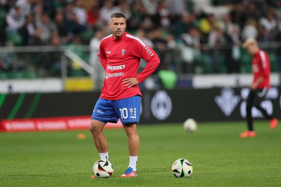 Lukas Podolski enfrenta uma multa por pirotecnia no estádio