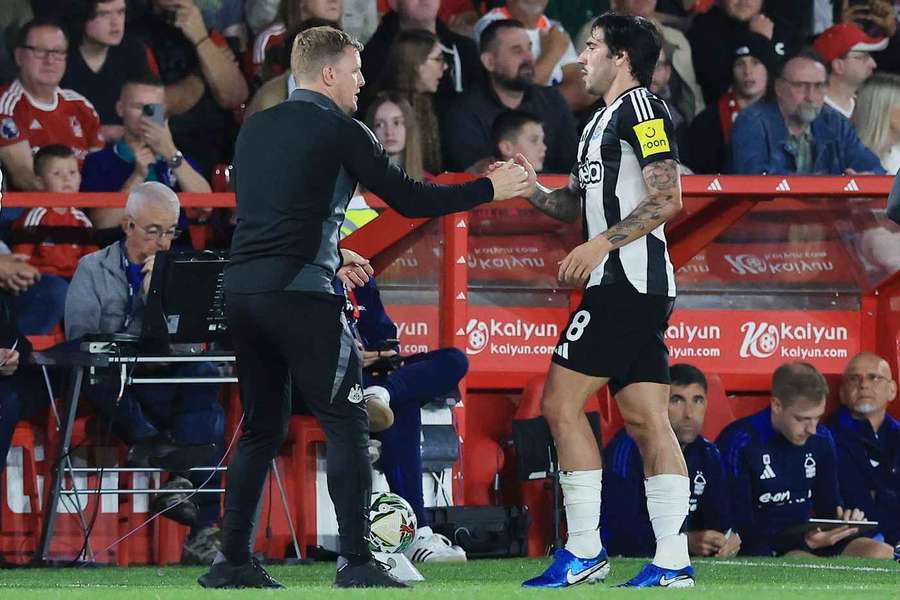 Howe shakes Tonali's hand