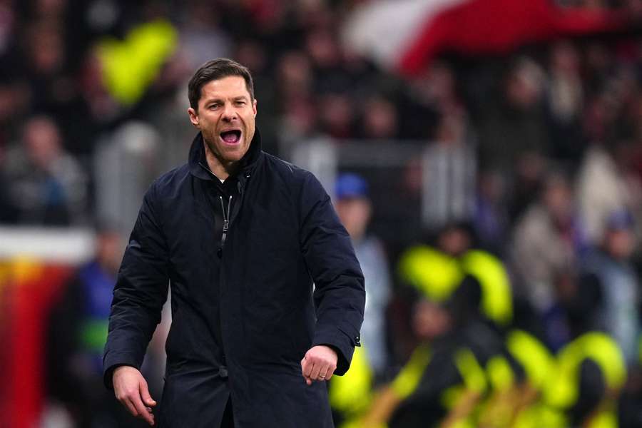 Xabi Alonso celebra en un partido.