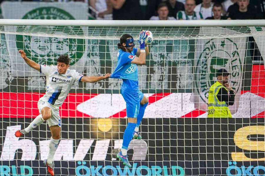 Wolfsburg z Grabarą jedynie remisuje u siebie i wciąż muszą drżeć o pozostanie w Bundeslidze