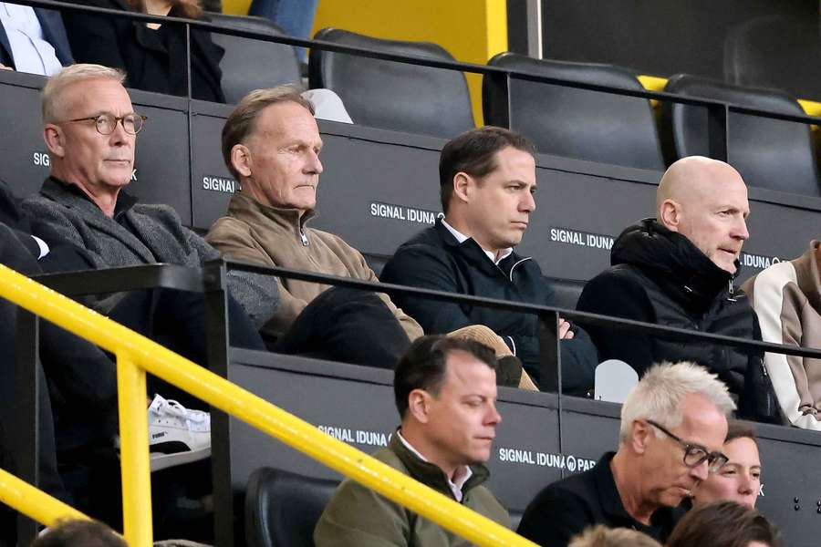 Eequipa técnica do Borussia Dortmund durante o jogo contra o Augsburgo