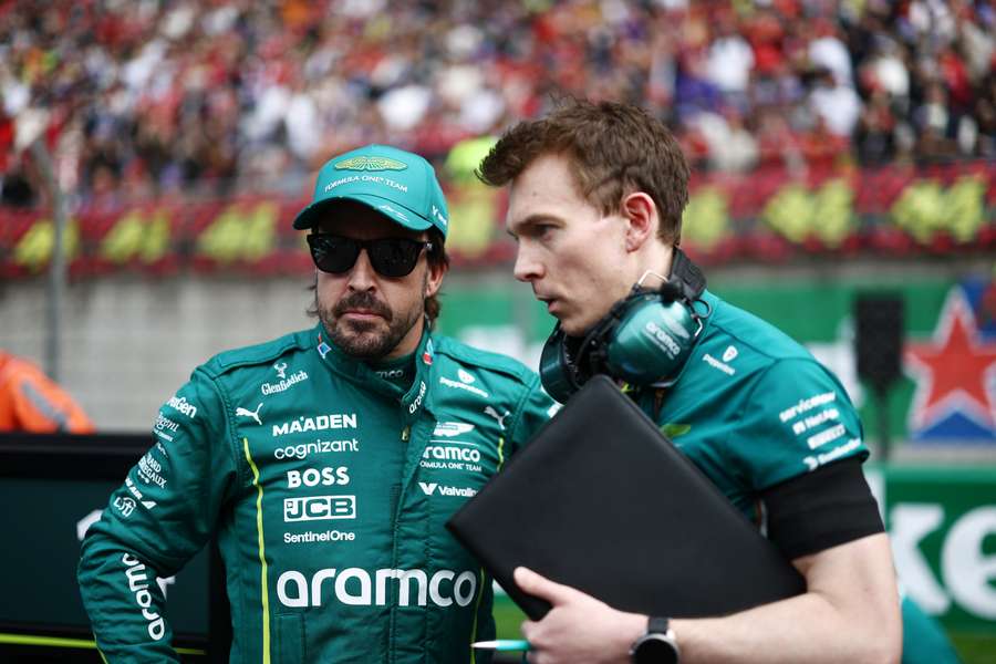 Fernando Alonso com o seu engenheiro na Aston Martin