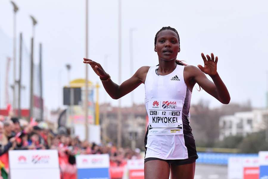 Diana Kipyokei tijdens de halve marathon van Rome 2019, waar ze zilver pakte