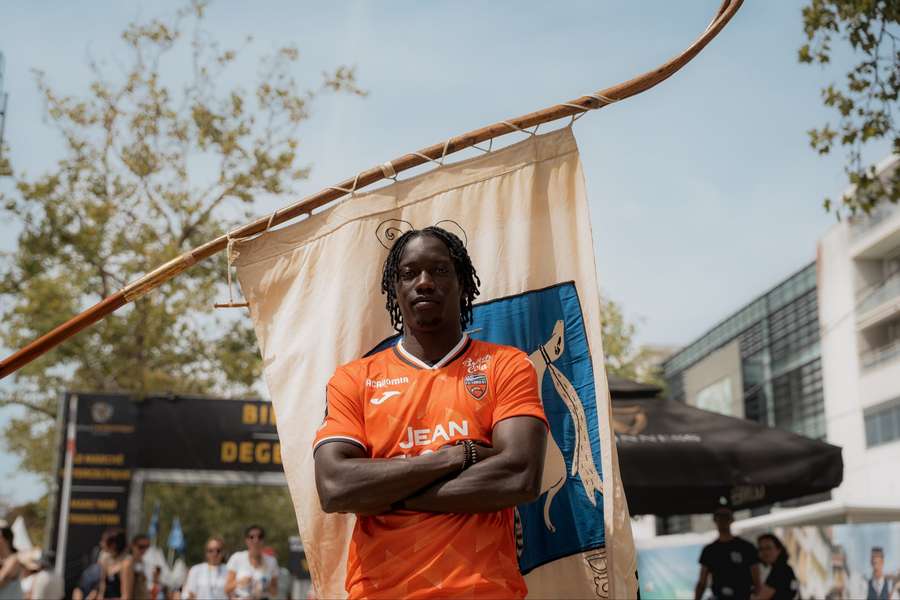 Souleymane Faye apresentado no Lorient