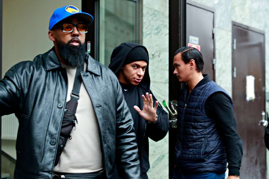 Mbappé, saliendo de su hotel en Estocolmo el pasado viernes