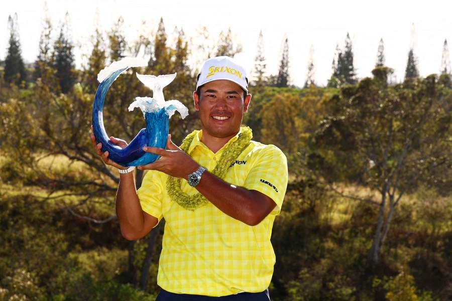 Matsuyama com o seu troféu no domingo.