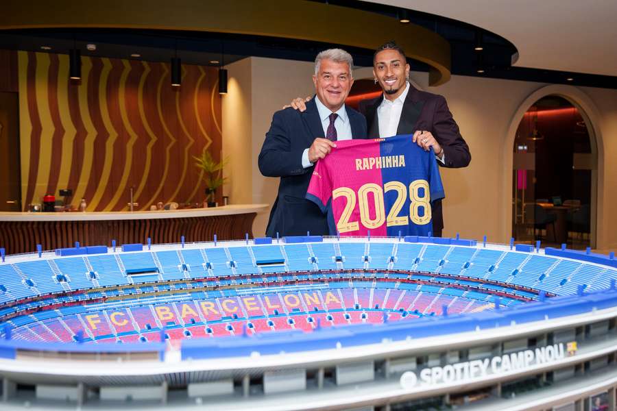 Raphinha y Laporta, felices tras la renovación del brasileño Raphinha y Laporta, felices tras la renovación del brasileño