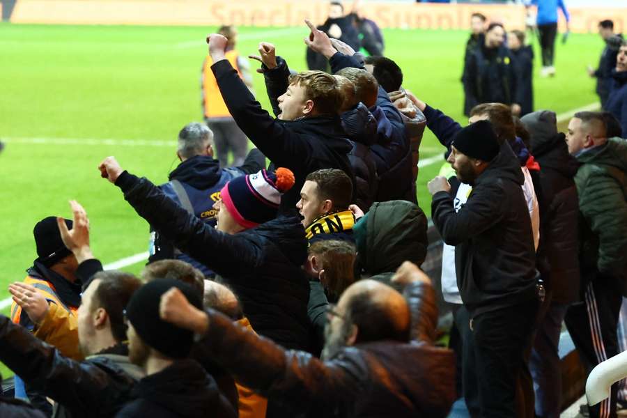 Adeptos do Peterborough vão ter de se deslocar a Liverpool numa quinta-feira à noite
