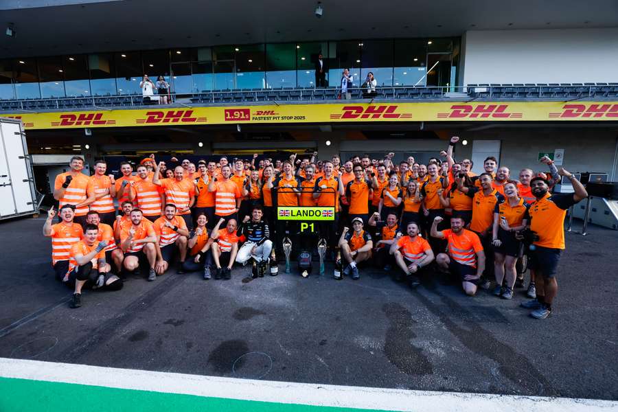 McLaren et Norris célébrant la victoire dimanche. McLaren et Norris célébrant la victoire dimanche.