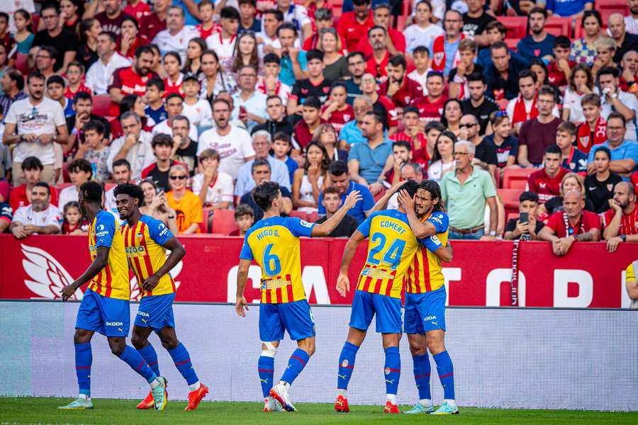 Edinson Cavani (vpravo) poslal Valencii v Seville do vedení, zápas skončil 1:1.