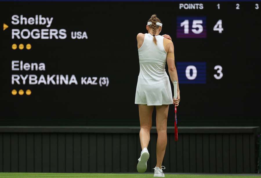 Elena Rybakina reacts during the first set against Shelby Rogers