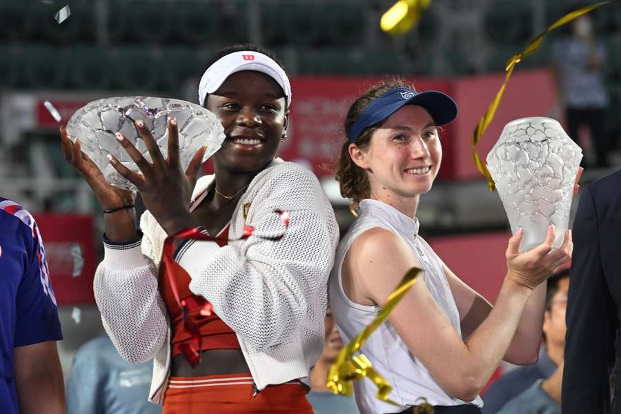 Victoria Mboko i Cristina Bucsa z trofeami